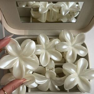 Elegant Cream Flower Hair Clips
